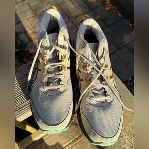 ASICS gel venture trail size 10.5 mid top